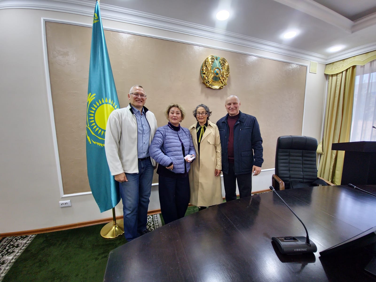 В Акмолинской области вопросы качества строительства и нехватки ученических мест остаются в центре внимания общественности. Накануне состоялось заседание в форме слушаний, организованного Областным советом, где лицом к лицу встретились госорганы и по