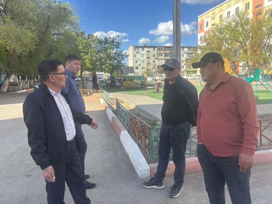 Специалисты отдела ЖКХ совместно с председателем Общественного совета Кайратом Смайловым провели очередной мониторинг работы подрядных организаций в микрорайонах №3 и №4.